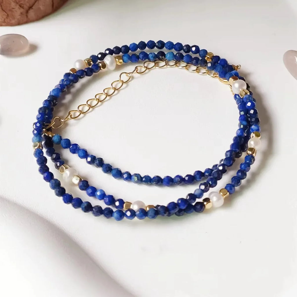 Lapislazuli Halskette mit blauen Perlen und weißen Perlenakzenten