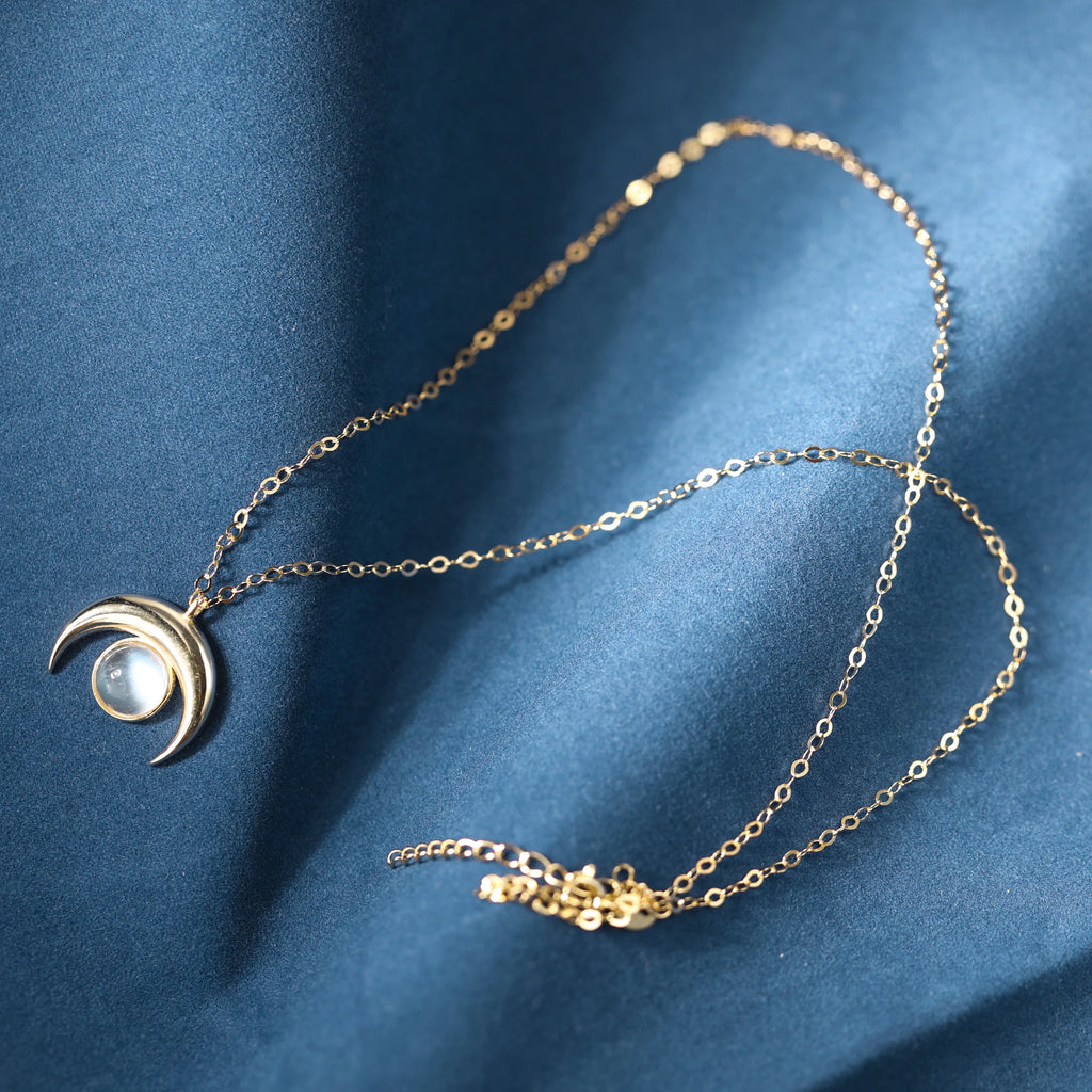 Mondstein Kette aus 925er Silber in Gold-Optik mit Mondsichel