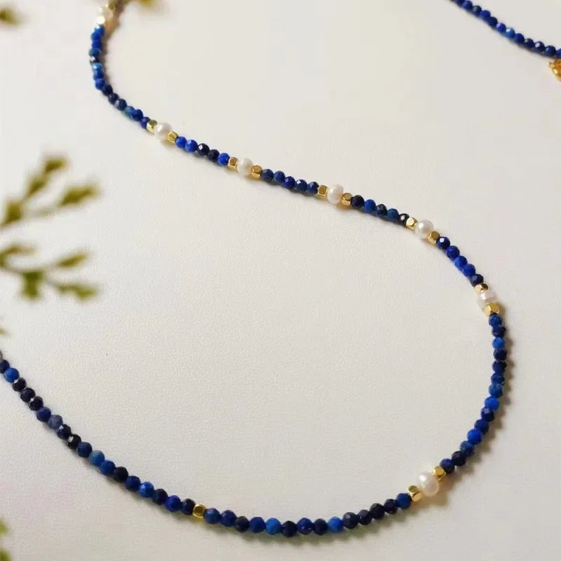 Lapislazuli Halskette mit blauen Perlen und weißen Perlenakzenten