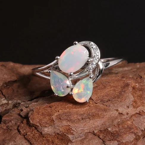 Opal Ring aus 925er Silber mit drei tropfenförmigen Steinen