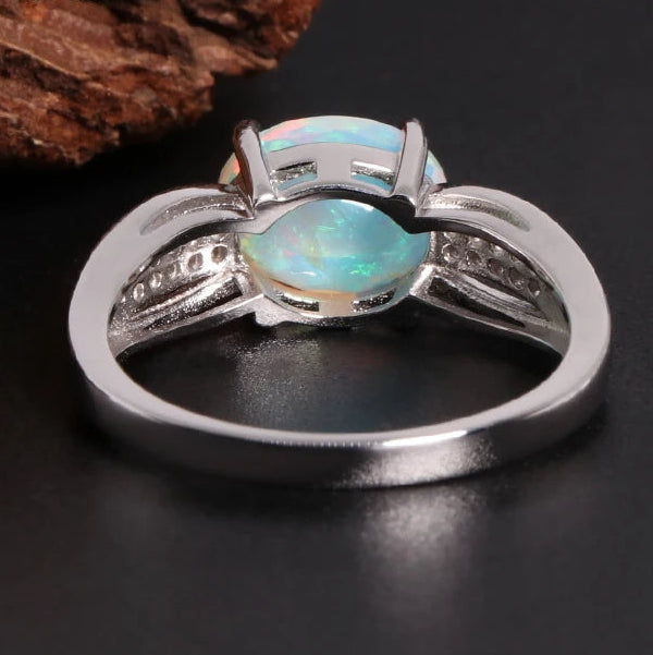 Opal Ring aus 925er Silber mit rundem Mittelstein und geteilter Ringschiene