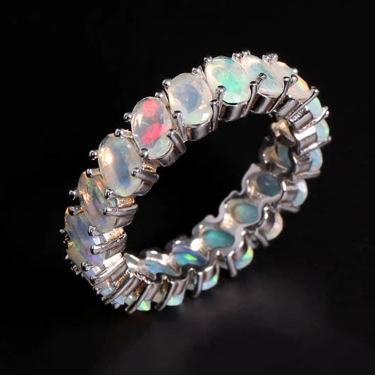 Opal Ring mit rundum gefassten ovalen Steinen