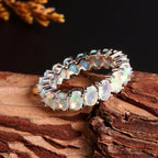 Opal Ring mit rundum gefassten ovalen Steinen