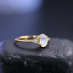 Gold Mondstein Ring mit Tropfenstein und Krappenfassung