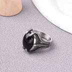 Onyx Ring mit großem ovalem Cabochon und Krappenfassung