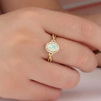 Opal Ring aus 925er Silber mit ovalem Stein und Halo-Fassung