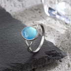 Aquamarin Cabochonring mit ovalem Stein und gekreuzter Ringschiene