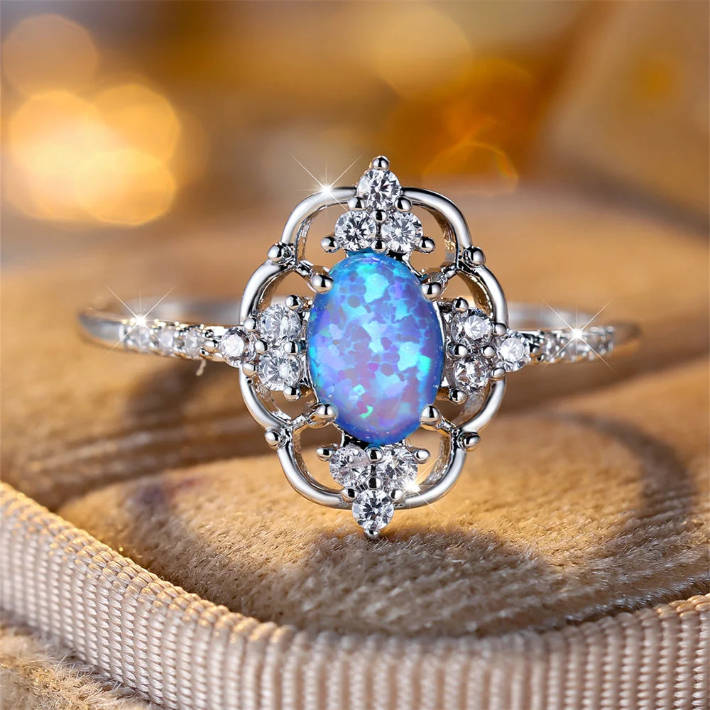 Blauer Opal Ring mit ovalem Stein und Ornamentrahmen