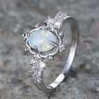 Opal Ring mit floralem Rahmen und Ziersteinen