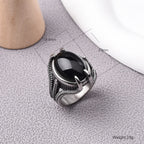 Onyx Ring mit großem ovalem Cabochon und Krappenfassung