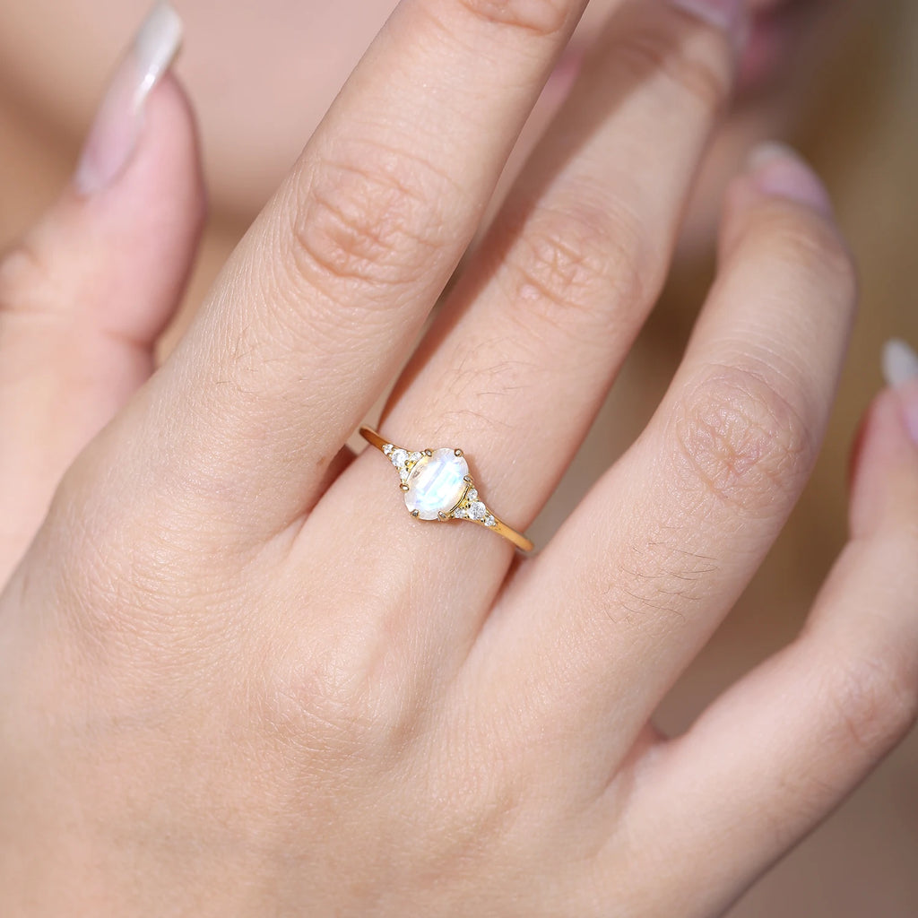 Gold Mondstein Ring mit Tropfenstein und Krappenfassung