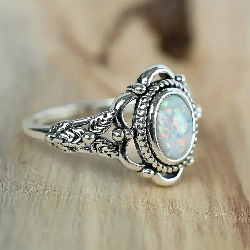 Opal Ring mit rundem Stein und Flechtrahmen