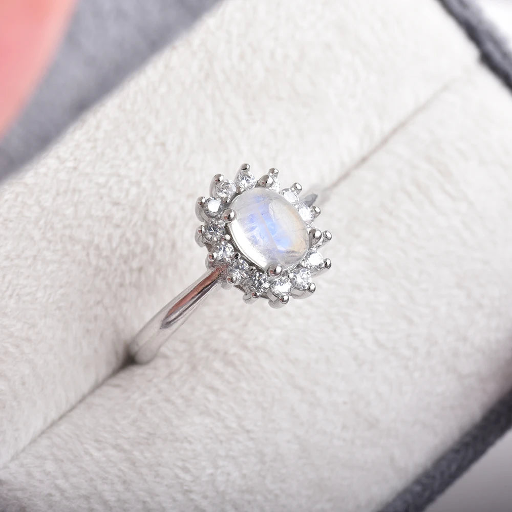 Zarter Mondstein Ring mit Schmucksteinen