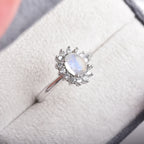 Zarter Mondstein Ring mit Schmucksteinen