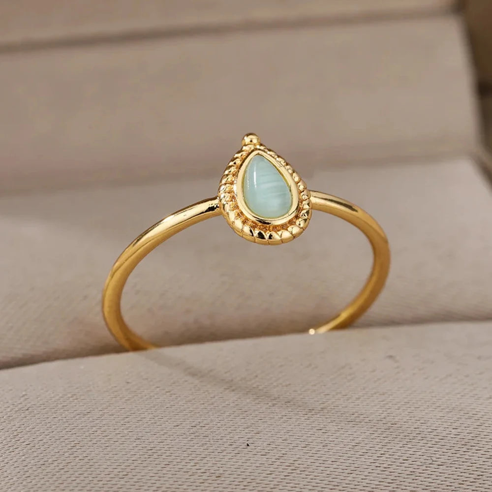 Filigraner Opal Ring mit tropfenförmigem Stein