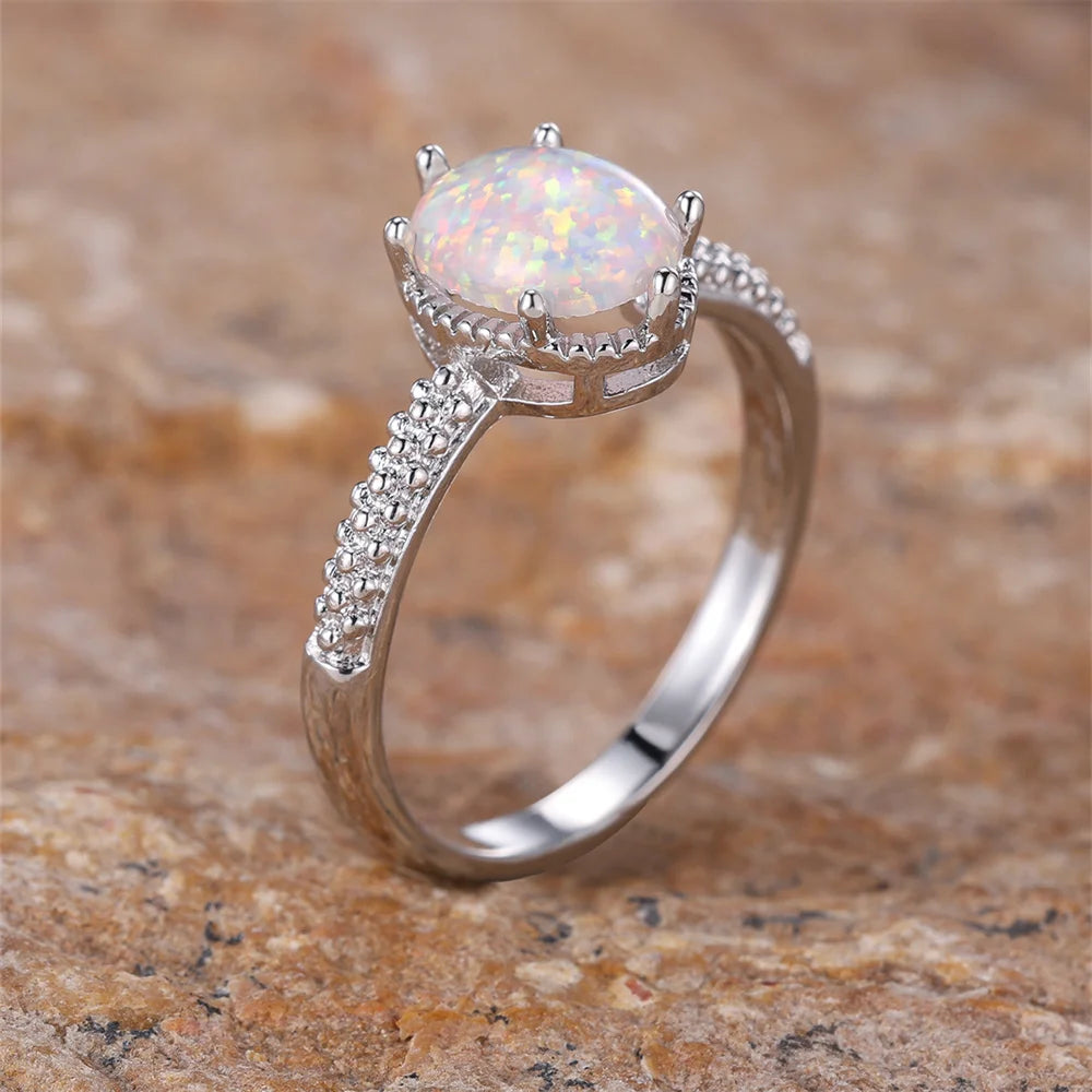 Opal Ring mit ovalem Mittelstein und Steinbesatz