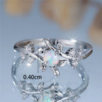 Opal Ring mit Blätterranken und Ziersteinen