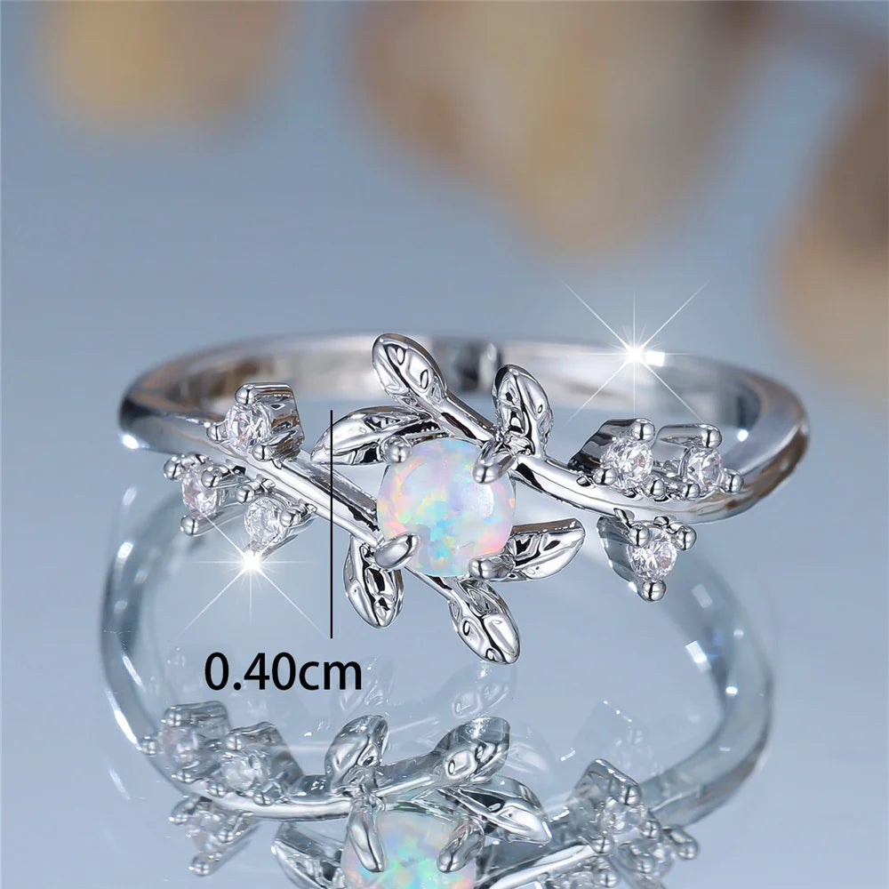 Opal Ring mit Blätterranken und Ziersteinen