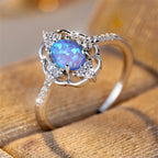 Blauer Opal Ring mit ovalem Stein und Ornamentrahmen