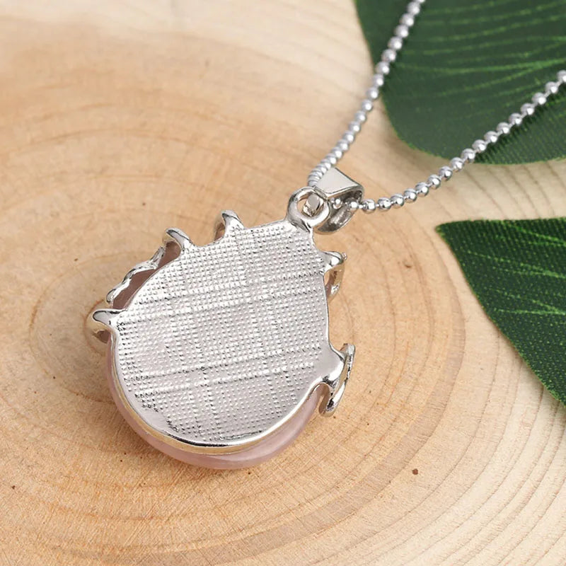 Rosenquarz Kette mit Schmetterlingsmotiv und Tropfenstein