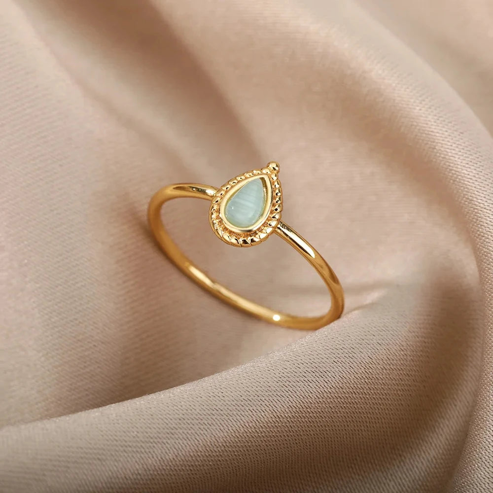 Filigraner Opal Ring mit tropfenförmigem Stein