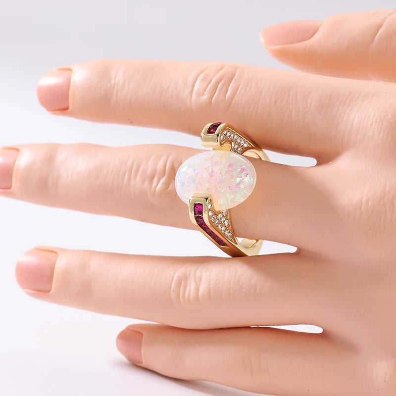 Opal Goldring mit großem ovalem Stein und roten Akzenten