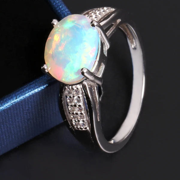 Opal Ring aus 925er Silber mit rundem Mittelstein und geteilter Ringschiene