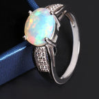 Opal Ring aus 925er Silber mit rundem Mittelstein und geteilter Ringschiene