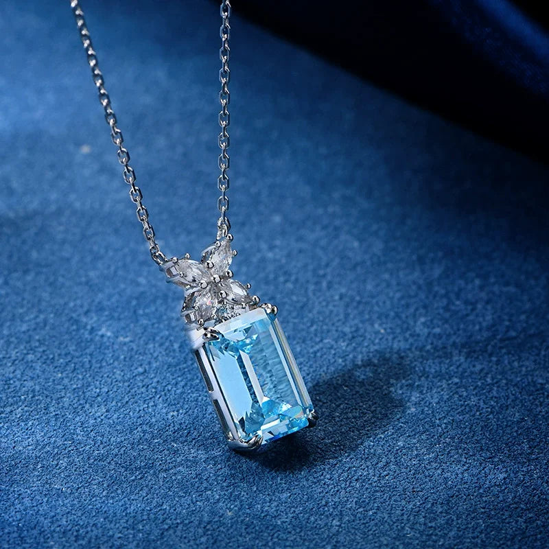 Aquamarin Halskette aus 925er Silber mit rechteckigem Aquamarin und Halo-Ziersteinen