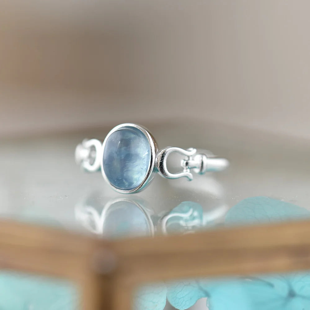 Aquamarin Cabochonring mit ovalem Stein und Spiralornament