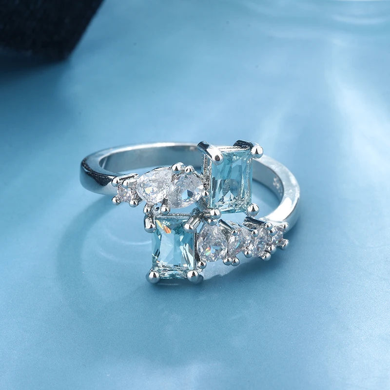 Aquamarin Look Ring mit rechteckigen Steinen und Kristallbesatz