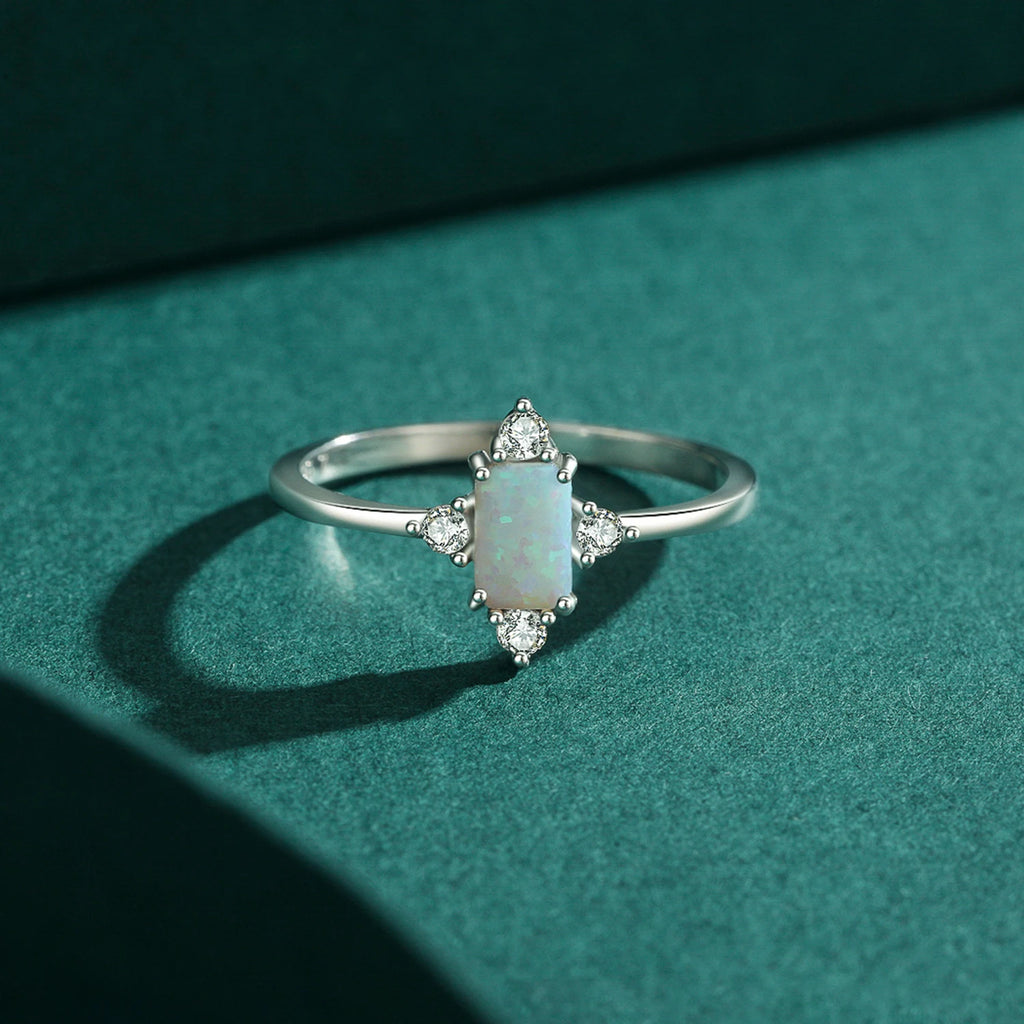 Opal Ring aus 925er Silber mit ovalem Stein und vier Ziersteinen