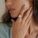 Mondstein Ring mit ovalem Stein und Schleifenfassung