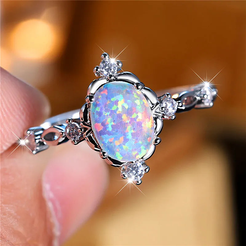 Opal Ring mit rundem Stein und symmetrischen Ziersteinen