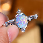 Opal Ring mit rundem Stein und symmetrischen Ziersteinen