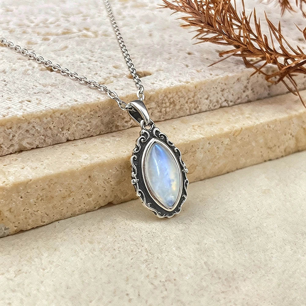 Mondstein Kette aus 925er Silber mit ovalem Ornamentanhänger