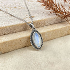 Mondstein Kette aus 925er Silber mit ovalem Ornamentanhänger