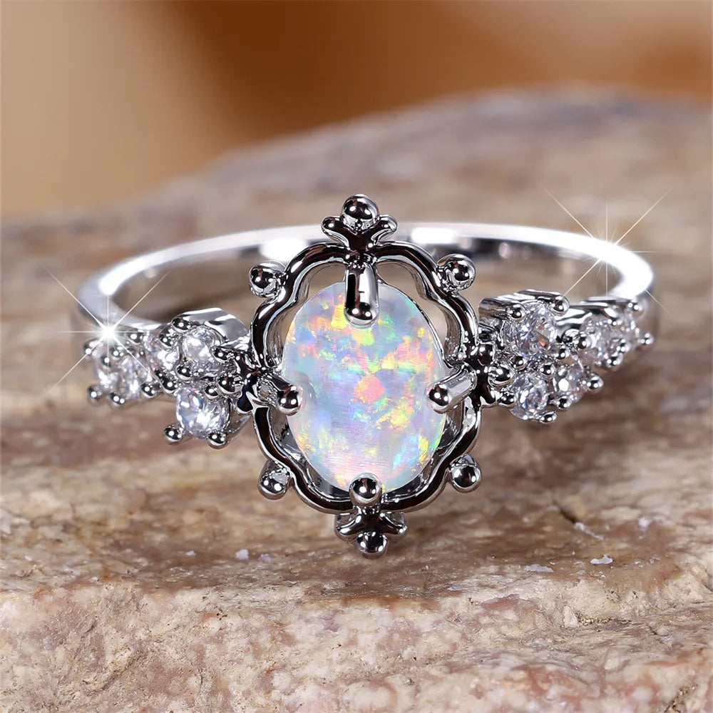 Opal Ring mit floralem Rahmen und Ziersteinen