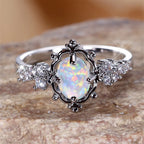 Opal Ring mit floralem Rahmen und Ziersteinen