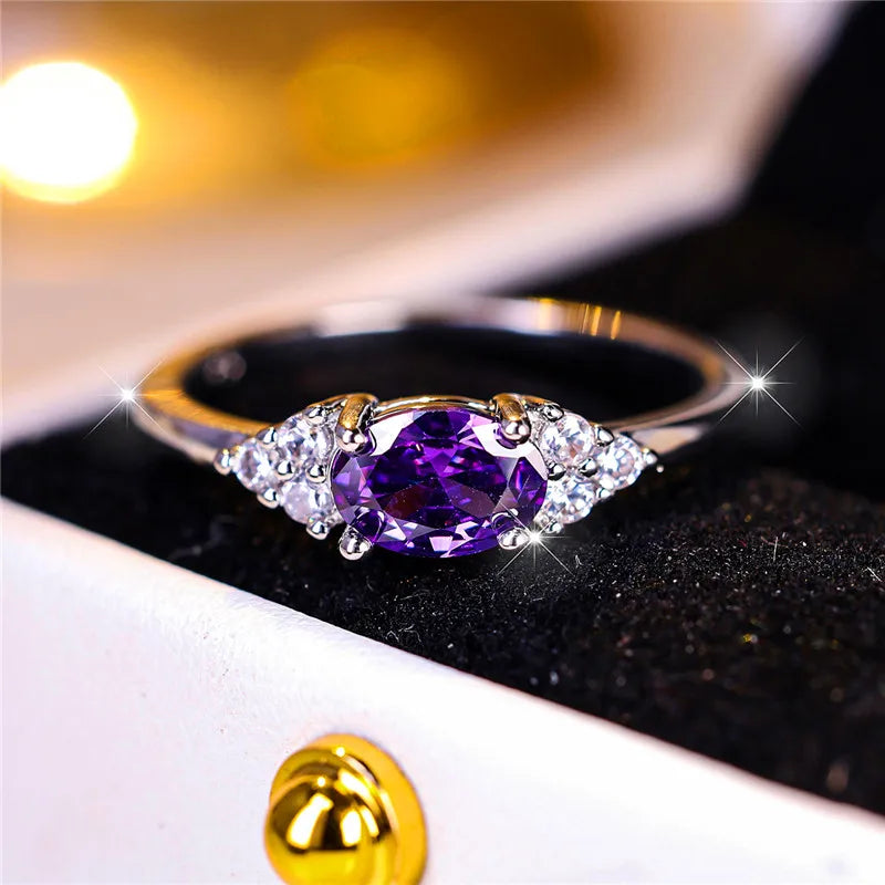 Amethyst Ring mit ovalem Stein und dreieckigen Ziersteinen
