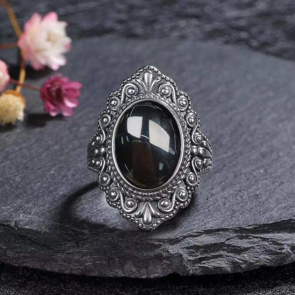 Vintage Onyx Ring aus 925er Silber mit ornamentalem Volutenrahmen