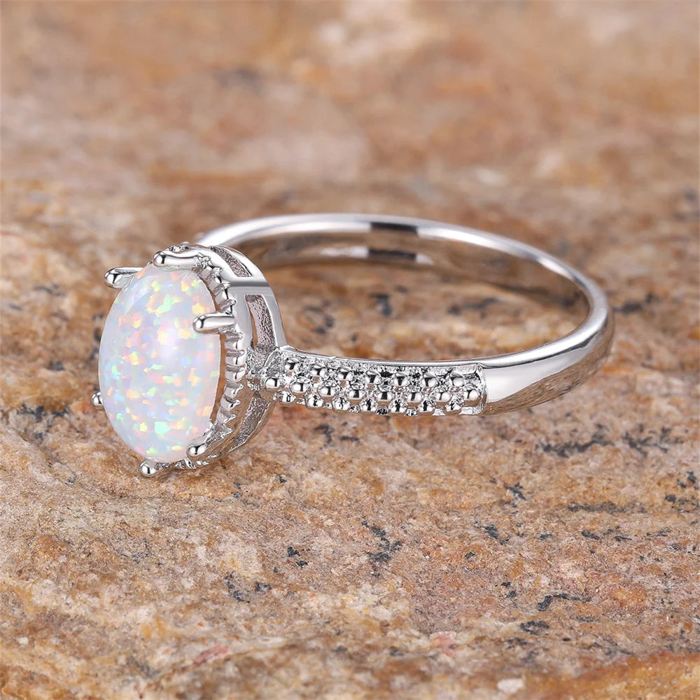 Opal Ring mit ovalem Mittelstein und Steinbesatz