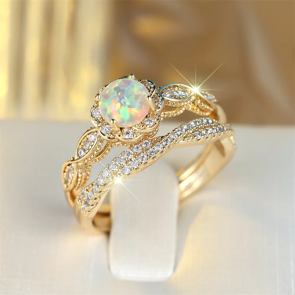 Opal Ring mit rundem Stein und Blütenkranz
