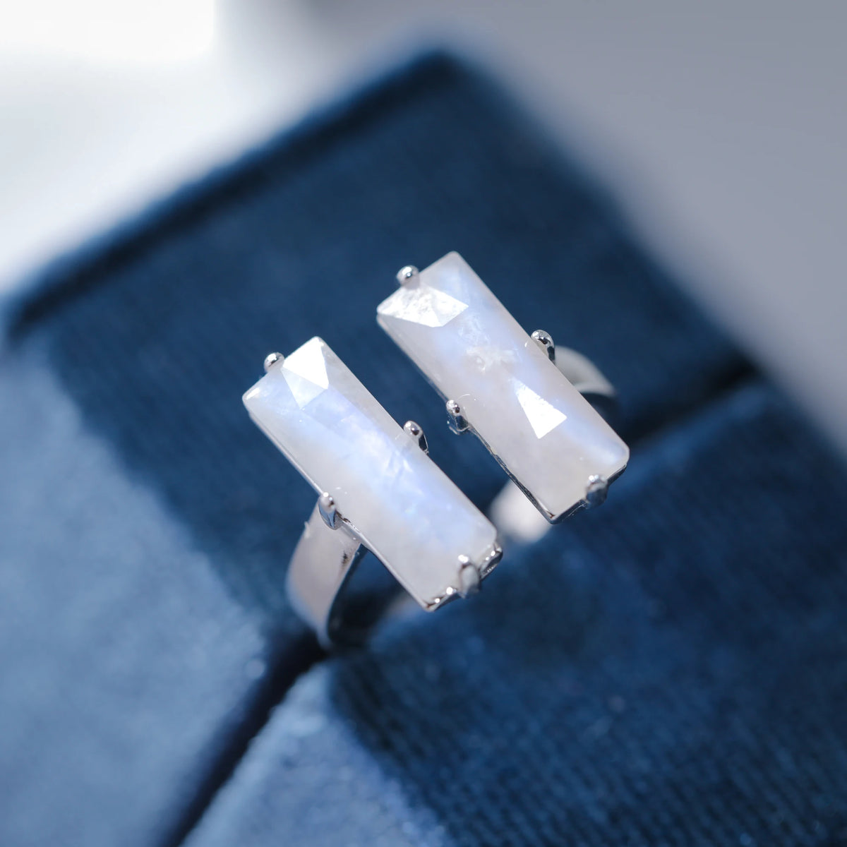 Offener Mondstein Ring aus 925er Silber mit zwei rechteckigen Steinen