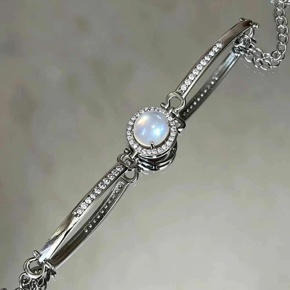 Mondstein Armreif mit rundem Cabochon und Ziersteinrahmen