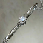 Mondstein Armreif mit rundem Cabochon und Ziersteinrahmen