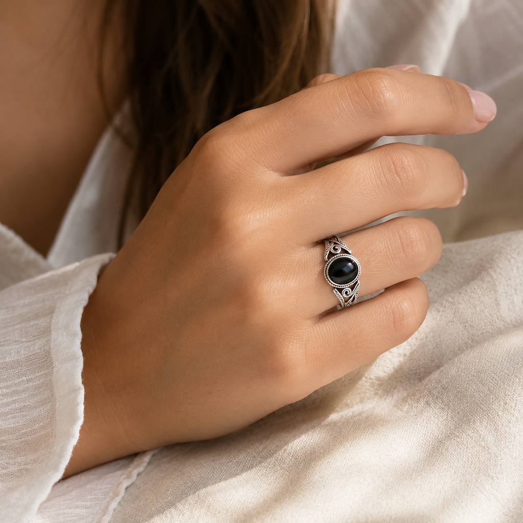 Offener Onyx Ring aus 925er Silber mit Spiralornamenten