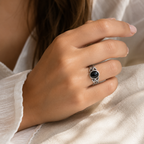 Offener Onyx Ring aus 925er Silber mit Spiralornamenten