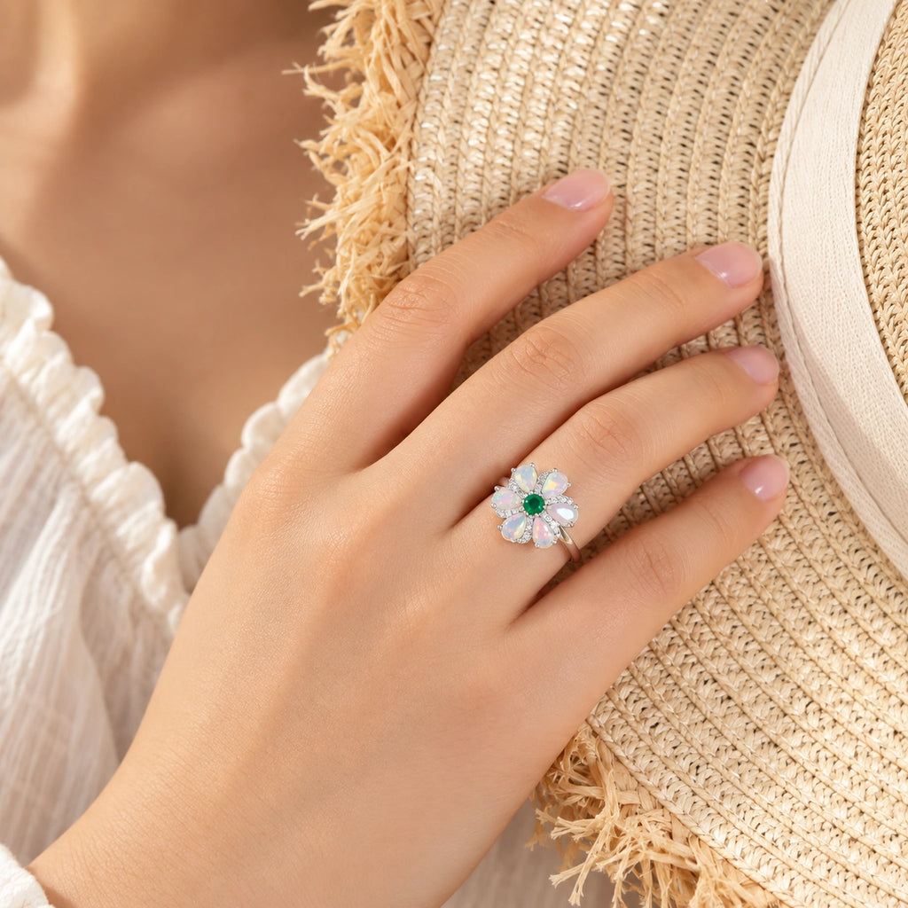 Opal Ring aus 925er Silber mit Smaragd und sechs tropfenförmigen Opalen