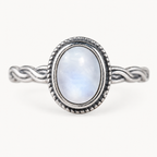 Zierlicher Mondstein Ring mit seitlichem Rankenmuster
